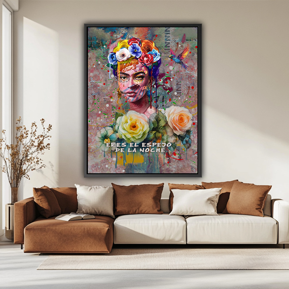 Tableaux : Œuvre d'art mixte représentant Frida Kahlo avec des fleurs dans les cheveux, des roses colorées e...